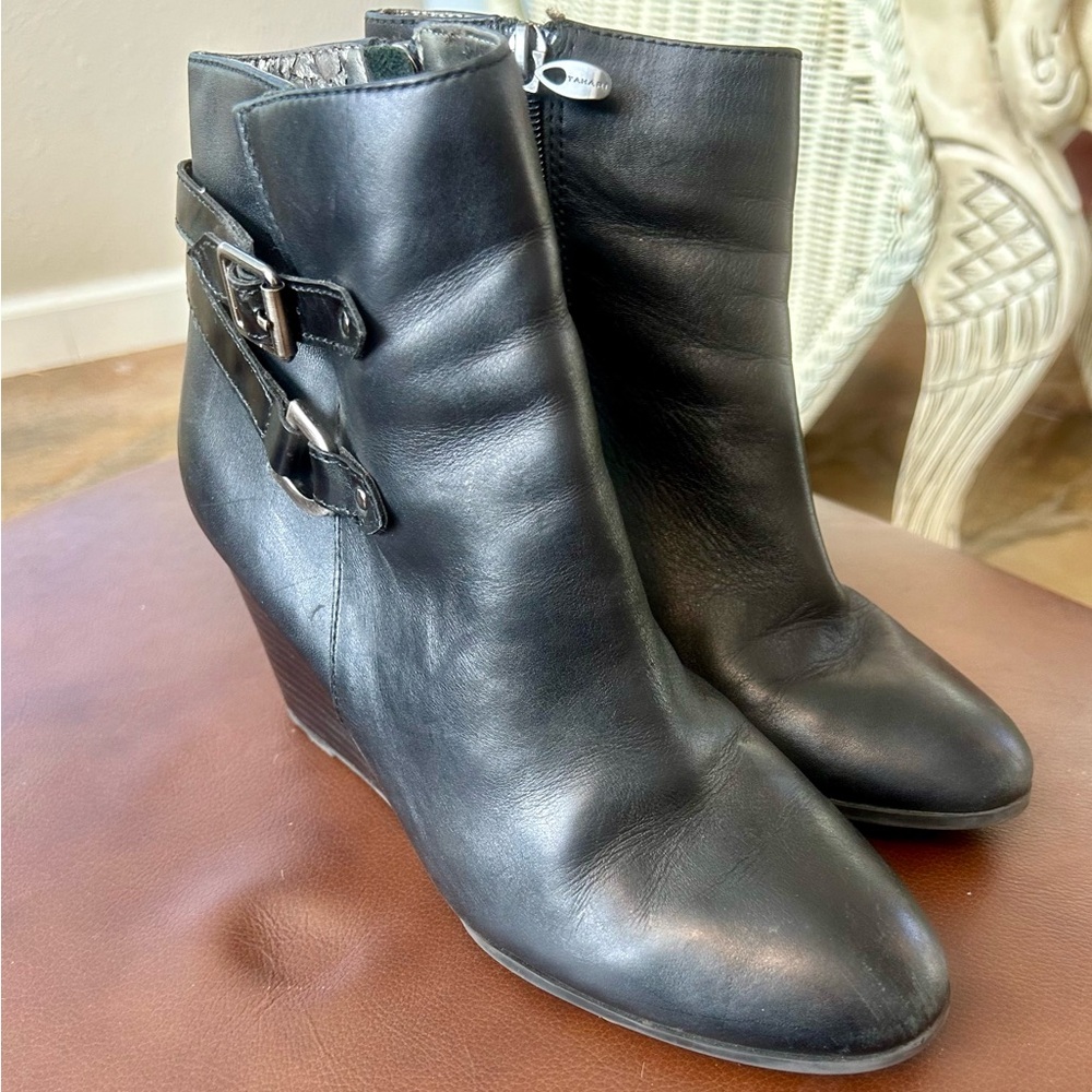 Tahari‎ women’s boots. - Picture 2 of 7